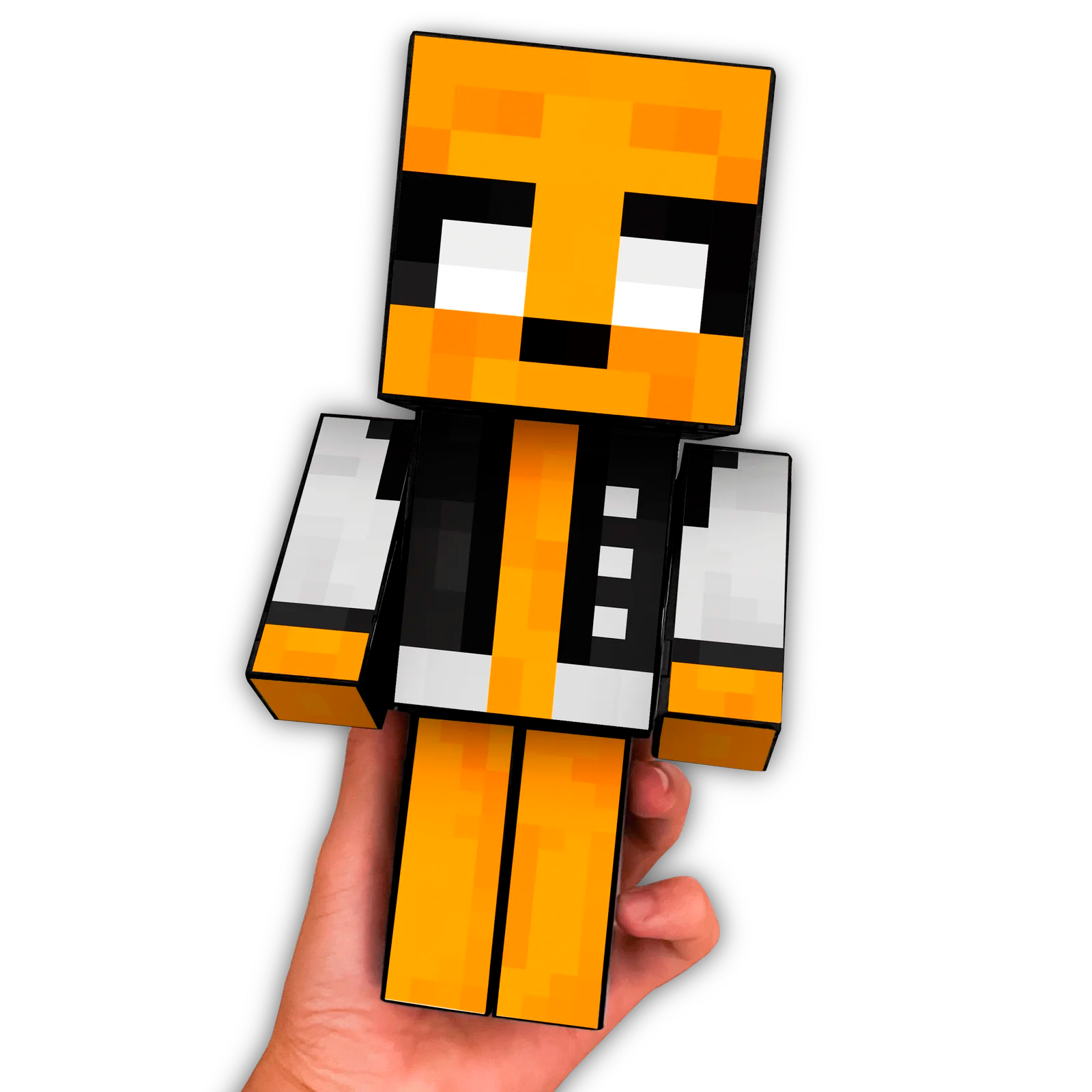Boneco Jakinho sendo segurado na mão